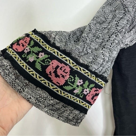 Umgee NWT Embroidered Henley Top - Picture 3 of 4